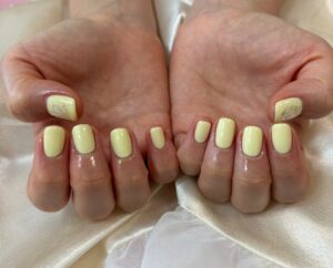 黄色ネイル