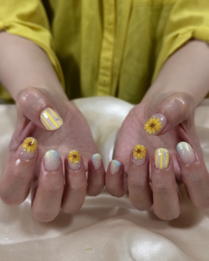 ヒマワリとストライプネイル